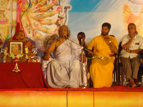 H.H. Acharya Dharmendraji Swami Maharaj delivering his speech